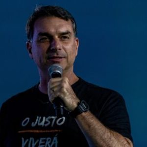 lulas-poll-lead-over-bolsonaro-shrinks-as-brazil-election-campaign-opens
