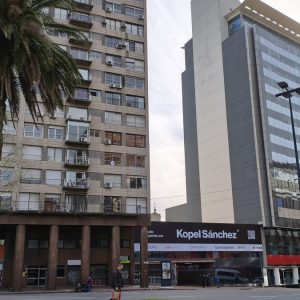 adios-al-“ultimo-predio”-libre-de-plaza-independencia:-cerro-el-parking-y-se-viene-un-edificio-en-un-terreno-con-“cautela-arqueologica”