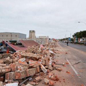 tras-40-anos-liberan-tramo-de-la-avenida-venezuela-usado-como-cochera:-medida-desata-disputa-entre-empresa-y-municipio