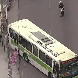 onibus-sao-sequestrados-e-usados-como-barricadas-em-ruas-do-rj-apos-operacao-policial