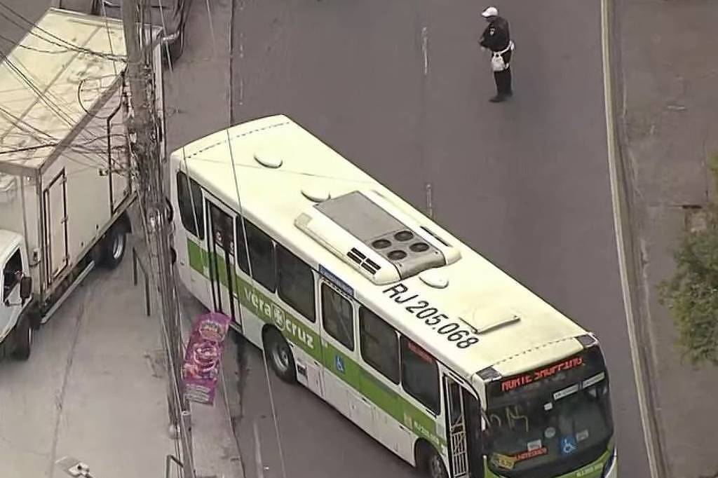 onibus-sao-sequestrados-e-usados-como-barricadas-em-ruas-do-rj-apos-operacao-policial