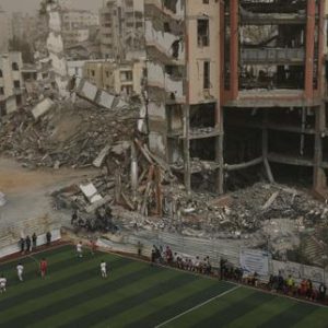 le-retrait-dune-photo-de-gaza-exposee-dans-lespace-public-a-deauville-provoque-la-polemique