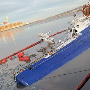 buque-pesquero-ruso-quedo-semihundido-en-el-puerto-de-montevideo:-activaron-operativo-para-evitar-derrame-de-combustible