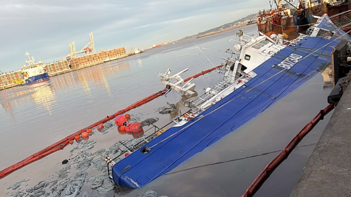 buque-pesquero-ruso-quedo-semihundido-en-el-puerto-de-montevideo:-activaron-operativo-para-evitar-derrame-de-combustible