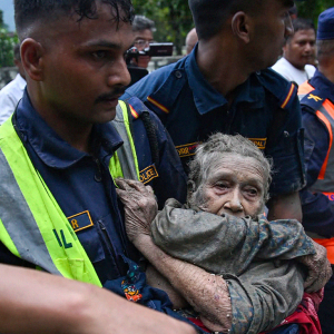 al-menos-95-muertos-y-cientos-de-desaparecidos-en-nepal-tras-inundaciones-cerca-a-china,-segun-la-policia-local