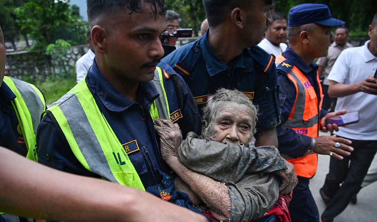 al-menos-95-muertos-y-cientos-de-desaparecidos-en-nepal-tras-inundaciones-cerca-a-china,-segun-la-policia-local