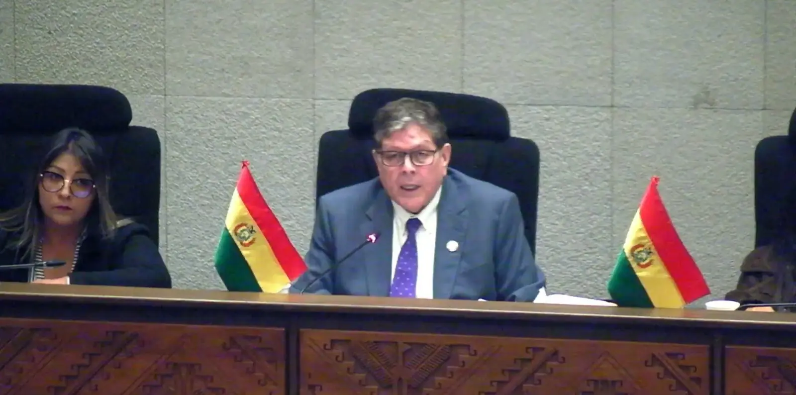 ministro-blanco-evita-la-censura-en-la-asamblea-legislativa