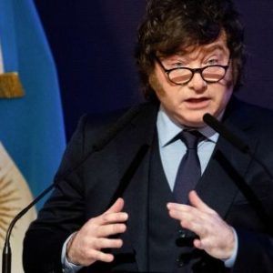 mileis-magic-fades-on-argentinas-slowing-economic-recovery