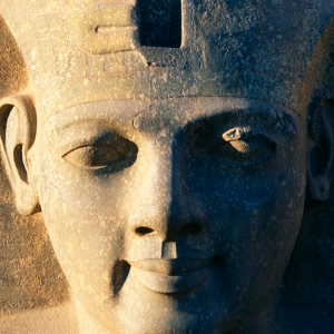 la-pieza-que-faltaba-desde-hace-96-anos-finalmente-aparecio:-arqueologos-completan-el-misterio-de-una-estatua-legendaria