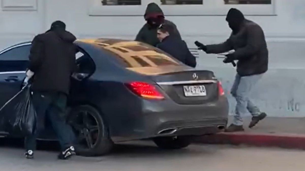 robo-al-brou-en-pando:-la-policia-detuvo-a-una-persona,-hay-dos-requeridos-y-encontro-la-camioneta-que-robaron-y-usaron-para-fugar-los-delincuentes