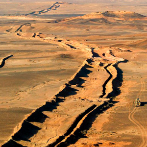 el-insolito-muro-de-2.700-km-que-marruecos-levanto-en-pleno-desierto:-hoy-el-sahara-occidental-esta-literalmente-dividido-en-dos