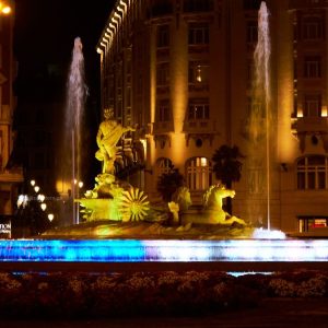 uruguay-celebro-en-madrid-sus-201-anos-de-independencia-con-la-fuente-de-neptuno-iluminada-de-celeste