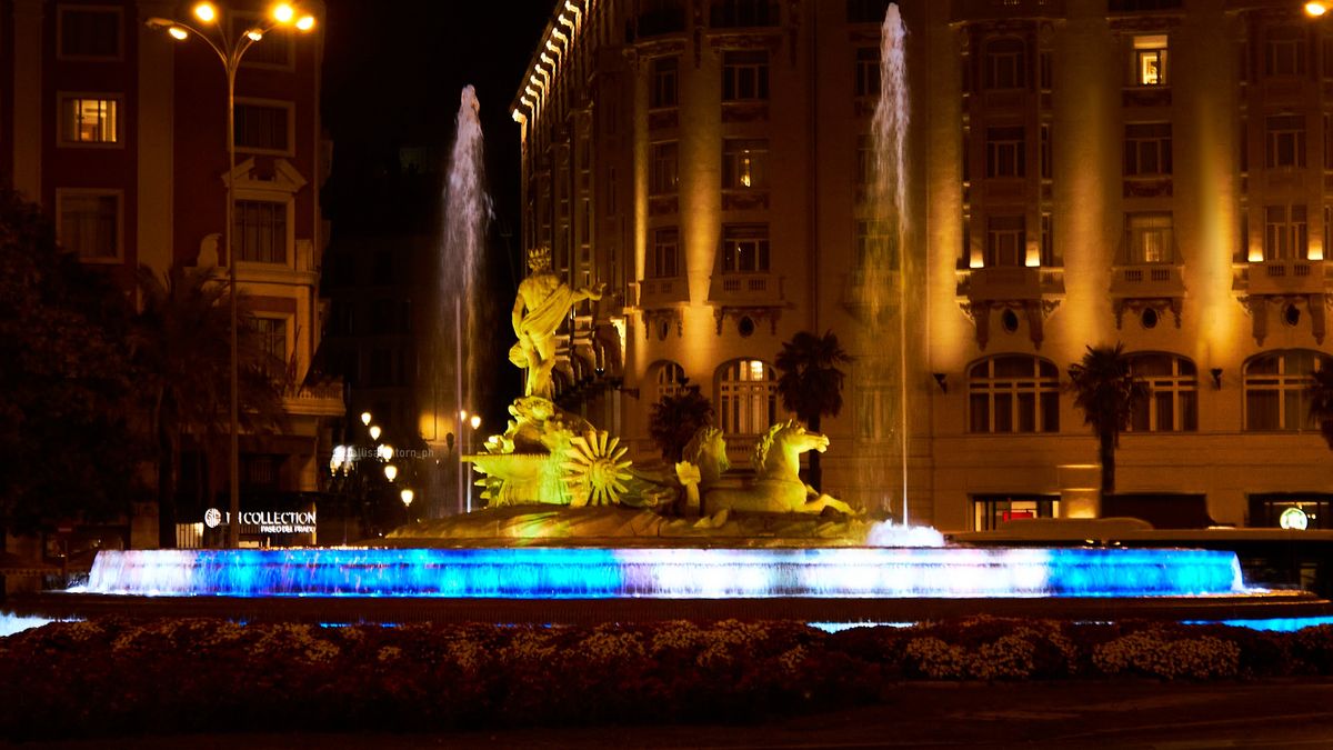 uruguay-celebro-en-madrid-sus-201-anos-de-independencia-con-la-fuente-de-neptuno-iluminada-de-celeste