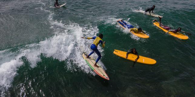 les-plages-de-dakar,-polluees-et-jonchees-de-plastique,-sont-victimes-de-la-croissance-de-la-ville