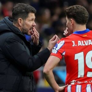 julian-alvarez-versus-“cholo”-simeone:-el-duelo-argentino-que-conmueve-al-mercado-feroz-del-futbol-europeo