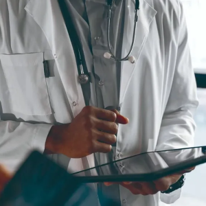 tras-el-caso-de-la-doctora-imputada-por-usurpacion-de-titulo,-medicos-del-interior-piden-al-msp-“criterios-claros”-sobre-las-funciones-de-especialistas-con-posgrados-sin-terminar