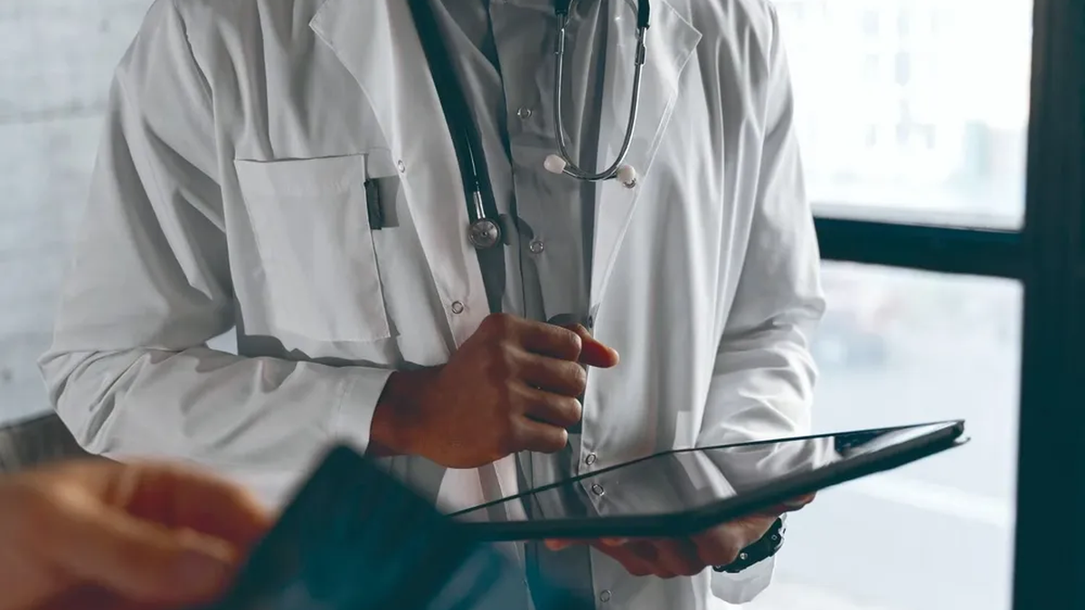 tras-el-caso-de-la-doctora-imputada-por-usurpacion-de-titulo,-medicos-del-interior-piden-al-msp-“criterios-claros”-sobre-las-funciones-de-especialistas-con-posgrados-sin-terminar