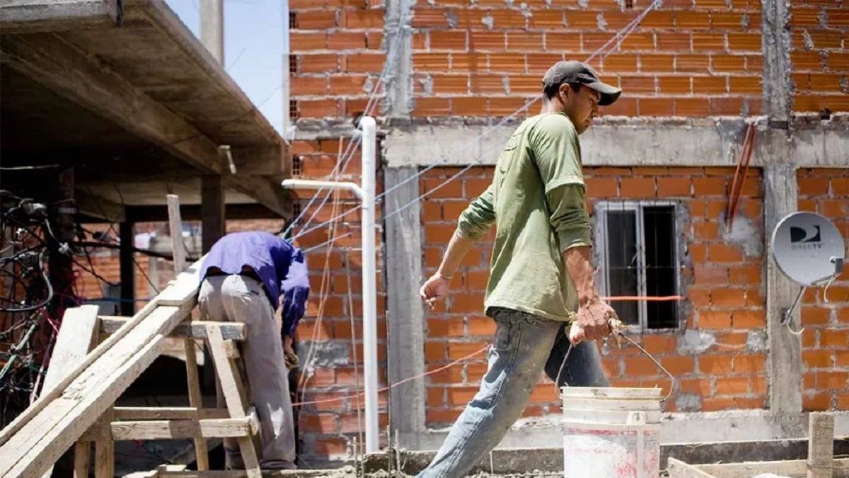 el-seguro-de-desempleo-crecio-casi-30%-por-los-despidos-en-industria,-comercio-y-construccion