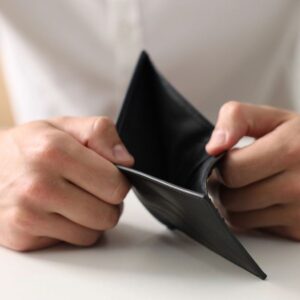la-economia-bajo-presion:-los-salarios-duran-cada-vez-menos,-cae-el-margen-de-ahorro-y-crece-el-endeudamiento